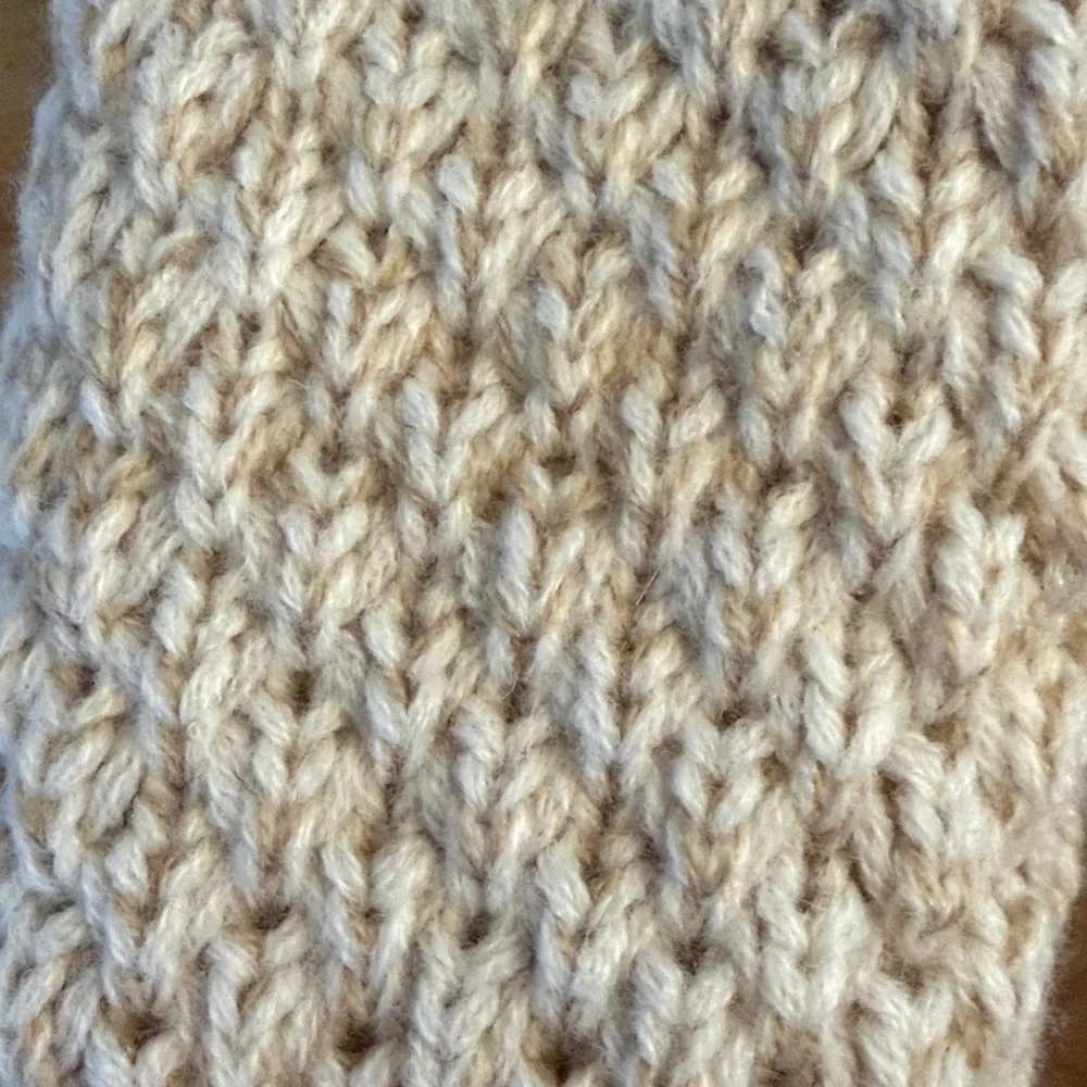 Jack Wolfskin Beige Knit Mittens with Sherpa lining women’s size small cozy
